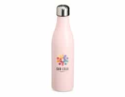 Garrafa térmica de alta performance com capacidade de 800ml, fabricada em aço inoxidável com parede dupla, que ajuda a conservar a temperatura das bebidas por mais tempo. A tampa rosqueável conta com detalhe externo em relevo, proporcionando um design moderno e melhor aderência no manuseio. Ideal para acompanhar sua rotina com estilo e praticidade.