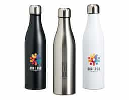 Garrafa térmica de alta performance com capacidade de 800ml, fabricada em aço inoxidável com parede dupla, que ajuda a conservar a temperatura das bebidas por mais tempo. A tampa rosqueável conta com detalhe externo em relevo, proporcionando um design moderno e melhor aderência no manuseio. Ideal para acompanhar sua rotina com estilo e praticidade.