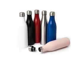 Garrafa térmica de alta performance com capacidade de 800ml, fabricada em aço inoxidável com parede dupla, que ajuda a conservar a temperatura das bebidas por mais tempo. A tampa rosqueável conta com detalhe externo em relevo, proporcionando um design moderno e melhor aderência no manuseio. Ideal para acompanhar sua rotina com estilo e praticidade.