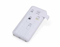 Nosso power bank 10.000mAh 4 em 1 é uma solução prática e eficiente para manter os dispositivos sempre carregados, mesmo quando estiver em movimento. Feito em plástico, este carregador portátil é compatível com diversos dispositivos, pois conta com quatro cabos acoplados: Lightning, tipo-C, micro-USB e USB. Além disso, o power bank possui um suporte lateral integrado, feito para manter o celular na horizontal durante o carregamento, permitindo assistir vídeos ou participar de reuniões enquanto o dispositivo carrega. Funcional, nosso carregador é equipado com duas lanternas para situações de emergência. Sua entrada micro-USB 5V=2.1A e saída USB 5V=2.1A, oferece um desempenho eficiente e rápido para o dia a dia.