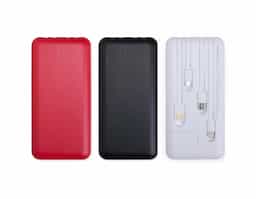 Nosso power bank 10.000mAh 4 em 1 é uma solução prática e eficiente para manter os dispositivos sempre carregados, mesmo quando estiver em movimento. Feito em plástico, este carregador portátil é compatível com diversos dispositivos, pois conta com quatro cabos acoplados: Lightning, tipo-C, micro-USB e USB. Além disso, o power bank possui um suporte lateral integrado, feito para manter o celular na horizontal durante o carregamento, permitindo assistir vídeos ou participar de reuniões enquanto o dispositivo carrega. Funcional, nosso carregador é equipado com duas lanternas para situações de emergência. Sua entrada micro-USB 5V=2.1A e saída USB 5V=2.1A, oferece um desempenho eficiente e rápido para o dia a dia.