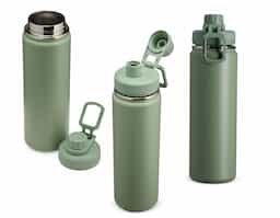 Garrafa térmica inox com capacidade de até 750ml. A pintura eletrostática garante uma cor duradoura e acabamento de maior qualidade. Sua parede dupla e isolamento à vácuo mantém o líquido conservado por mais tempo e permite o uso da garrafa sem a necessidade de se preocupar em entrar em contato direto com o calor interno ou vazamentos. Além disso, a garrafa conta com uma tampa rosqueável e uma alça que facilita o transporte para qualquer lugar.