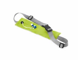 Pochete em poliéster 210D ripstop, resistente e leve, com saída para fone de ouvido. Possui bolso com zíper para armazenamento seguro e alça ajustável para maior conforto. Medidas: 250 x 80 mm. Ideal para atividades físicas, passeios e uso diário.