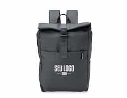 Design funcional e resistente! A mochila de poliuretano impermeável de 23 litros é a escolha ideal para quem busca segurança no transporte de itens. Com três compartimentos, sendo o principal com bolso interno, fechamento em velcro e fivela, além de um compartimento traseiro no estilo antifurto, esta mochila oferece organização e proteção para os pertences. Conta também com dois bolsos laterais de fácil acesso, alça para engate em malas de viagem, alça de mão e alças para costas ajustáveis com revestimento espumado, garantindo conforto durante o uso.