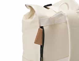 Design funcional e resistente! A mochila de poliuretano impermeável de 23 litros é a escolha ideal para quem busca segurança no transporte de itens. Com três compartimentos, sendo o principal com bolso interno, fechamento em velcro e fivela, além de um compartimento traseiro no estilo antifurto, esta mochila oferece organização e proteção para os pertences. Conta também com dois bolsos laterais de fácil acesso, alça para engate em malas de viagem, alça de mão e alças para costas ajustáveis com revestimento espumado, garantindo conforto durante o uso.