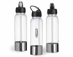 Squeeze com corpo leve e resistente em plástico e base metálica que garante durabilidade e um visual moderno. Possui tampa rosqueável, bico prático e acompanha canudo, facilitando a hidratação sem derramar. Versátil para o dia a dia e ideal para diversas atividades.