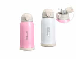 Garrafa térmica de 550ml em aço inox SUS 316, ideal para conservar a temperatura de bebidas por mais tempo. Possui tampa com proteção para o canudo, evitando impurezas, e bico de silicone acionado por botão. Prática para o consumo de sucos, refrigerantes e outras bebidas em qualquer lugar.
