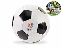 Bola de futebol tamanho 5, com design clássico e estrutura em PVC, ideal para jogos recreativos. Produto certificado conforme a Portaria Inmetro nº 302, de 12 de julho de 2021.