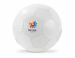 Bola de futebol tamanho 5, com design clássico e estrutura em PVC, ideal para jogos recreativos. Produto certificado conforme a Portaria Inmetro nº 302, de 12 de julho de 2021.