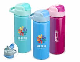 Squeeze de alumínio com capacidade de 600ml, ideal para uso diário. Possui tampa com alça fixa, bico flexível com canudo interno e tampa protetora, que evita vazamentos e contato com sujeira, garantindo maior higiene e praticidade durante o uso.