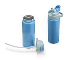 Squeeze de alumínio com capacidade de 600ml, ideal para uso diário. Possui tampa com alça fixa, bico flexível com canudo interno e tampa protetora, que evita vazamentos e contato com sujeira, garantindo maior higiene e praticidade durante o uso.
