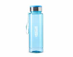 Hidratação e organização! Feita em plástico, nossa garrafa tem capacidade de 950ml e contém uma função extra: porta-comprimidos. Sua tampa rosqueável com detalhe em alumínio possui um compartimento para armazenar comprimidos de forma segura. Além disso, sua alça de nylon oferece mais comodidade no transporte.