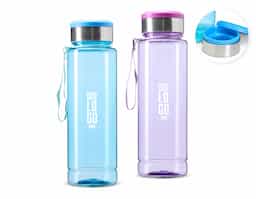 Hidratação e organização! Feita em plástico, nossa garrafa tem capacidade de 950ml e contém uma função extra: porta-comprimidos. Sua tampa rosqueável com detalhe em alumínio possui um compartimento para armazenar comprimidos de forma segura. Além disso, sua alça de nylon oferece mais comodidade no transporte.