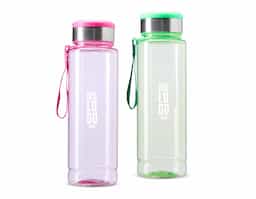 Hidratação e organização! Feita em plástico, nossa garrafa tem capacidade de 950ml e contém uma função extra: porta-comprimidos. Sua tampa rosqueável com detalhe em alumínio possui um compartimento para armazenar comprimidos de forma segura. Além disso, sua alça de nylon oferece mais comodidade no transporte.