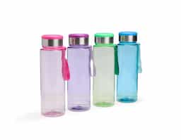 Hidratação e organização! Feita em plástico, nossa garrafa tem capacidade de 950ml e contém uma função extra: porta-comprimidos. Sua tampa rosqueável com detalhe em alumínio possui um compartimento para armazenar comprimidos de forma segura. Além disso, sua alça de nylon oferece mais comodidade no transporte.