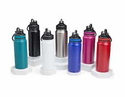 Garrafa térmica com 650ml de capacidade, confeccionada em inox 304. Possui tampa plástica rosqueável com detalhes emborrachados e alça flexível. A base antiderrapante oferece mais estabilidade, evitando deslizamentos. Ideal para manter a temperatura da bebida ao longo do dia, seja em casa, no trabalho ou em movimento.