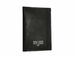 Porta-cartão confeccionado em couro sintético, com quatro divisórias externas para cartões e dois bolsos internos que permitem acomodar documentos ou papéis com praticidade e organização.
