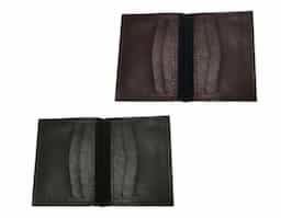 Porta-cartão confeccionado em couro sintético, com quatro divisórias externas para cartões e dois bolsos internos que permitem acomodar documentos ou papéis com praticidade e organização.
