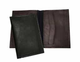 Porta-cartão confeccionado em couro sintético, com quatro divisórias externas para cartões e dois bolsos internos que permitem acomodar documentos ou papéis com praticidade e organização.

