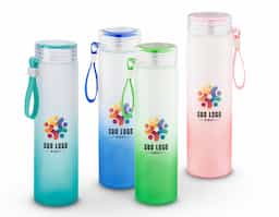 Esta squeeze é fabricada em vidro borossilicato, material resistente a choques térmicos e ideal para bebidas quentes ou frias. Com capacidade de 470 mL, ela acompanha uma tampa em AS (plástico resistente), que garante vedação segura e fácil transporte.