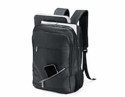 Leve tudo o que precisar para todos os lugares com esta mochila de 18 litros. Feita de couro sintético resistente à água, ela garante a proteção de tudo que há dentro da mochila contra chuva e respingos dágua. Além disso, ela possui dois bolsos na frente, um compartimento no meio que fica à frente da abertura principal e outro bolso lateral em rede para carregar garrafas ou guarda-chuvas. Por dentro, é possível guardar notebooks de até 15,6 polegadas e, em meio ao seu amplo espaço, há um extensor USB para fazer recargas com toda praticidade.