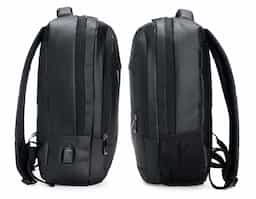 Leve tudo o que precisar para todos os lugares com esta mochila de 18 litros. Feita de couro sintético resistente à água, ela garante a proteção de tudo que há dentro da mochila contra chuva e respingos dágua. Além disso, ela possui dois bolsos na frente, um compartimento no meio que fica à frente da abertura principal e outro bolso lateral em rede para carregar garrafas ou guarda-chuvas. Por dentro, é possível guardar notebooks de até 15,6 polegadas e, em meio ao seu amplo espaço, há um extensor USB para fazer recargas com toda praticidade.