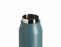 Garrafa térmica com capacidade de 1 litro, ideal para manter suas bebidas quentes ou frias por mais tempo graças à sua estrutura com parede dupla. Possui tampa com trava de segurança, botão de acionamento para facilitar o uso e tampa protetora para o bocal, garantindo higiene e praticidade. Conta ainda com alça integrada para transporte, além de acompanhar um canudo reutilizável e dois acessórios de extensão, proporcionando mais conforto e versatilidade no consumo.