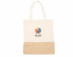 Sacola ecológica confeccionada em algodão, com alças costuradas na parte interna para maior resistência. Reutilizável e sustentável, é ideal para compras, eventos ou uso no dia a dia.