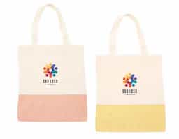 Sacola ecológica confeccionada em algodão, com alças costuradas na parte interna para maior resistência. Reutilizável e sustentável, é ideal para compras, eventos ou uso no dia a dia.