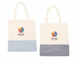 Sacola ecológica confeccionada em algodão, com alças costuradas na parte interna para maior resistência. Reutilizável e sustentável, é ideal para compras, eventos ou uso no dia a dia.