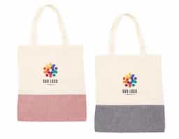 Sacola ecológica confeccionada em algodão, com alças costuradas na parte interna para maior resistência. Reutilizável e sustentável, é ideal para compras, eventos ou uso no dia a dia.
