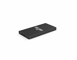 Bateria portátil em alumínio 100% reciclado. A bateria em lítio tem capacidade de 5.000 mAh e tempo de vida = 500 ciclos. Possui uma entrada/saída USB-C e duas saídas USB-A. Incluso cabo de carregamento rápido USB-C. Fornecida em caixa presente de papel kraft reciclado. 11 x 130 x 64 mm | Caixa: 82 x 20 x 131 mm