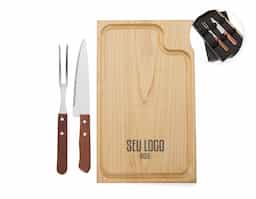 Kit Churrasco 3 Peças com Estojo Kraft Prático e elegante, o kit churrasco inclui três peças essenciais: uma faca, um garfo e uma tábua de corte com canaleta para o escoamento de líquidos. Acompanha estojo em papel kraft, oferecendo uma apresentação rústica e sofisticada, ideal para presentear ou utilizar em momentos especiais.