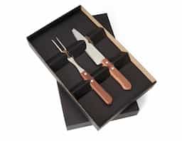 Kit Churrasco 3 Peças com Estojo Kraft Prático e elegante, o kit churrasco inclui três peças essenciais: uma faca, um garfo e uma tábua de corte com canaleta para o escoamento de líquidos. Acompanha estojo em papel kraft, oferecendo uma apresentação rústica e sofisticada, ideal para presentear ou utilizar em momentos especiais.