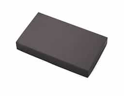 Kit Churrasco 3 Peças com Estojo Kraft Prático e elegante, o kit churrasco inclui três peças essenciais: uma faca, um garfo e uma tábua de corte com canaleta para o escoamento de líquidos. Acompanha estojo em papel kraft, oferecendo uma apresentação rústica e sofisticada, ideal para presentear ou utilizar em momentos especiais.