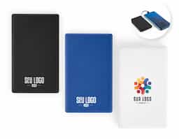 Bateria portátil em ABS 100% reciclado. Tem capacidade de 4.000 mAH e tempo de vida = 500 ciclos. Possui porta de entrada USB-C, porta de saída USB-A e cabo USB-C integrado para carregar os seus dispositivos. Incluso um cabo de carregamento rápido USB-C para carregar a bateria portátil.