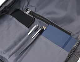 Mochila confeccionada em poliéster com compartimento para notebook até 15,6 polegadas. Contém uma divisória com bloqueador RFID e alça para encaixe em malas de viagem.