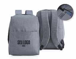 Mochila confeccionada em poliéster com compartimento para notebook até 15,6 polegadas. Contém uma divisória com bloqueador RFID e alça para encaixe em malas de viagem.