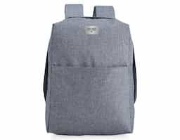 Mochila confeccionada em poliéster com compartimento para notebook até 15,6 polegadas. Contém uma divisória com bloqueador RFID e alça para encaixe em malas de viagem.
