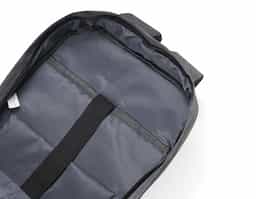 Mochila confeccionada em poliéster com compartimento para notebook até 15,6 polegadas. Contém uma divisória com bloqueador RFID e alça para encaixe em malas de viagem.