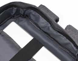 Mochila confeccionada em poliéster com compartimento para notebook até 15,6 polegadas. Contém uma divisória com bloqueador RFID e alça para encaixe em malas de viagem.