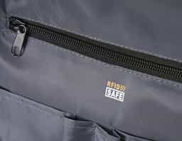 Mochila confeccionada em poliéster com compartimento para notebook até 15,6 polegadas. Contém uma divisória com bloqueador RFID e alça para encaixe em malas de viagem.