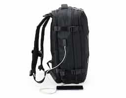 Versátil e completa, essa mochila de 41 litros é a escolha ideal para viagens, transporte de materiais de trabalho, estudo e todos os momentos do dia a dia! Com compartimentos inteligentes, ela oferece mais organização e segurança, além de resistência à água. Produzida em poliéster, são seis compartimentos, incluindo um para itens molhados, um exclusivo para tênis, um espaço amplo para roupas e documentos com entrada USB, um compartimento para notebook de até 15,6” e um bolso antifurto para maior proteção. Expansível e prática, conta ainda com fivelas ajustáveis, alças reguláveis que distribuem o peso de forma equilibrada, bolso lateral para garrafa, costas acolchoadas e engate para mala de viagem. Funcionalidade e conforto para qualquer ocasião!