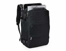Versátil e completa, essa mochila de 41 litros é a escolha ideal para viagens, transporte de materiais de trabalho, estudo e todos os momentos do dia a dia! Com compartimentos inteligentes, ela oferece mais organização e segurança, além de resistência à água. Produzida em poliéster, são seis compartimentos, incluindo um para itens molhados, um exclusivo para tênis, um espaço amplo para roupas e documentos com entrada USB, um compartimento para notebook de até 15,6” e um bolso antifurto para maior proteção. Expansível e prática, conta ainda com fivelas ajustáveis, alças reguláveis que distribuem o peso de forma equilibrada, bolso lateral para garrafa, costas acolchoadas e engate para mala de viagem. Funcionalidade e conforto para qualquer ocasião!