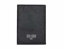 Porta-cartão confeccionado em couro sintético de alta qualidade, com quatro divisórias dispostas em formato diagonal, facilitando a organização e o acesso aos cartões. Compacto, elegante e ideal para o dia a dia.