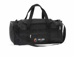 Bolsa de nylon com capacidade de 23 litros, equipada com quatro compartimentos para melhor organização. Possui alça transversal regulável e alças de mãos, oferecendo versatilidade e conforto no transporte. Ideal para uso diário ou viagens curtas.