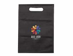 Sacola em TNT sem alça, ideal para embalagens promocionais ou eventos. Leve e prática, é indicada para uso simples e descartável. Pedidos disponíveis apenas em múltiplos de 100 unidades.