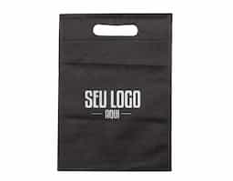 Sacola em TNT sem alça, ideal para embalagens promocionais ou eventos. Leve e prática, é indicada para uso simples e descartável. Pedidos disponíveis apenas em múltiplos de 100 unidades.