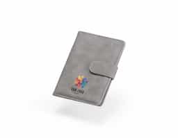 Garanta a segurança dos seus documentos enquanto viaja! O nosso porta-passaporte é a solução para viajar com tranquilidade. Além de organizar documentos de forma prática, ele conta com tecnologia de proteção RFID, que bloqueia a leitura não autorizada de dados de cartões e chips de identificação. Feito em couro sintético de alta qualidade, possui quatro compartimentos para cartões, três bolsos, sendo um exclusivo para passaporte, outro para dinheiro e documentos e dois espaços para cartões SIM. Seu fechamento imantado combina elegância e funcionalidade, garantindo praticidade e segurança durante as viagens.