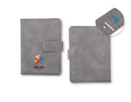 Garanta a segurança dos seus documentos enquanto viaja! O nosso porta-passaporte é a solução para viajar com tranquilidade. Além de organizar documentos de forma prática, ele conta com tecnologia de proteção RFID, que bloqueia a leitura não autorizada de dados de cartões e chips de identificação. Feito em couro sintético de alta qualidade, possui quatro compartimentos para cartões, três bolsos, sendo um exclusivo para passaporte, outro para dinheiro e documentos e dois espaços para cartões SIM. Seu fechamento imantado combina elegância e funcionalidade, garantindo praticidade e segurança durante as viagens.